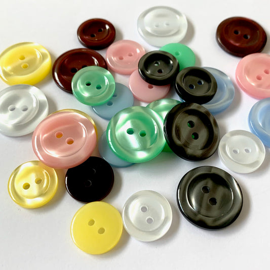 Fine Style Pearlescent Two Holed Button - Size 32 20mm 25/32inch